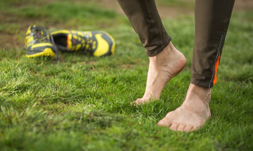 Ходить босиком или в носках: что лучше для здоровья?