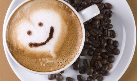 Кому не следует употреблять кофе и как он влияет на здоровье человека?